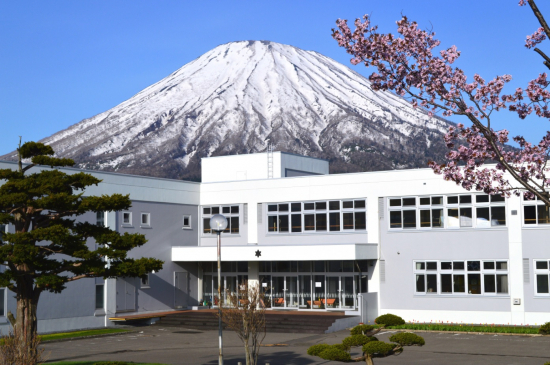 京極小学校と羊蹄山
