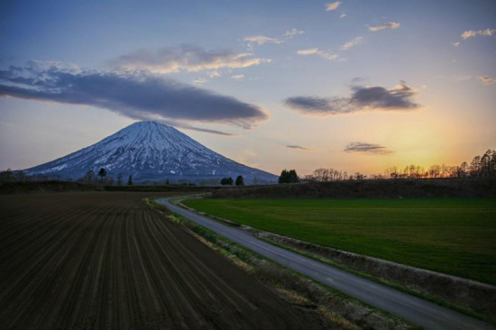 羊蹄山と夕日の画像