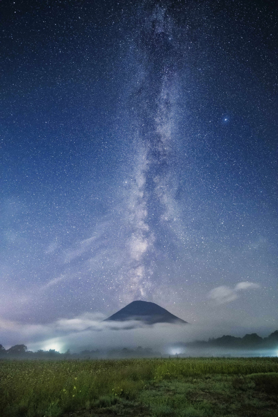 雲海に立つ天の川の画像