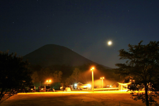 キャンプ場の灯りの画像