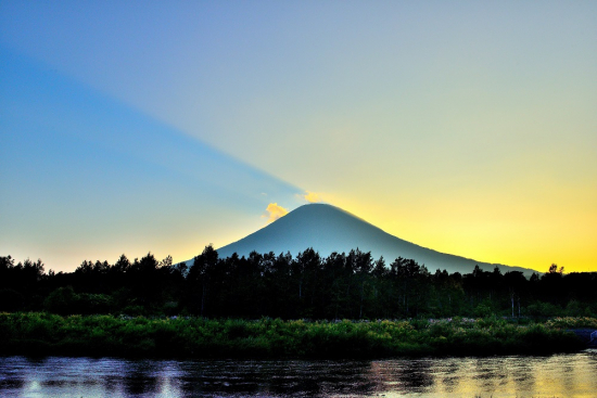 薄明光線と羊蹄山の画像