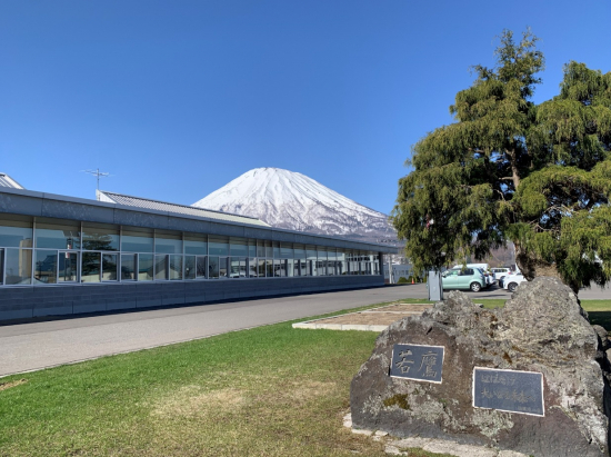 京極中学校と羊蹄山の画像