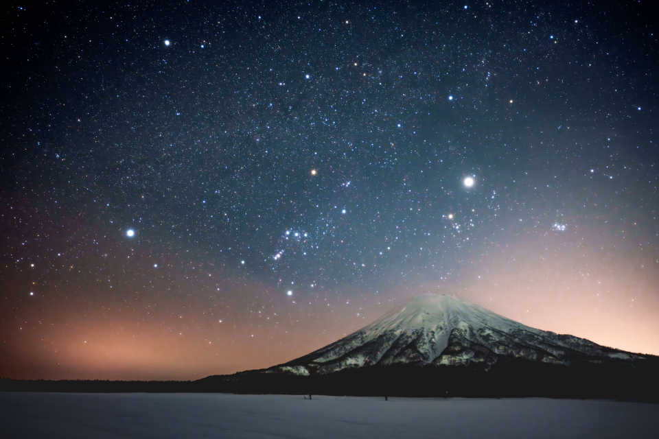 冬の星空と羊蹄山の画像