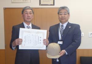 中村会長(左)に感謝状が贈呈されました
